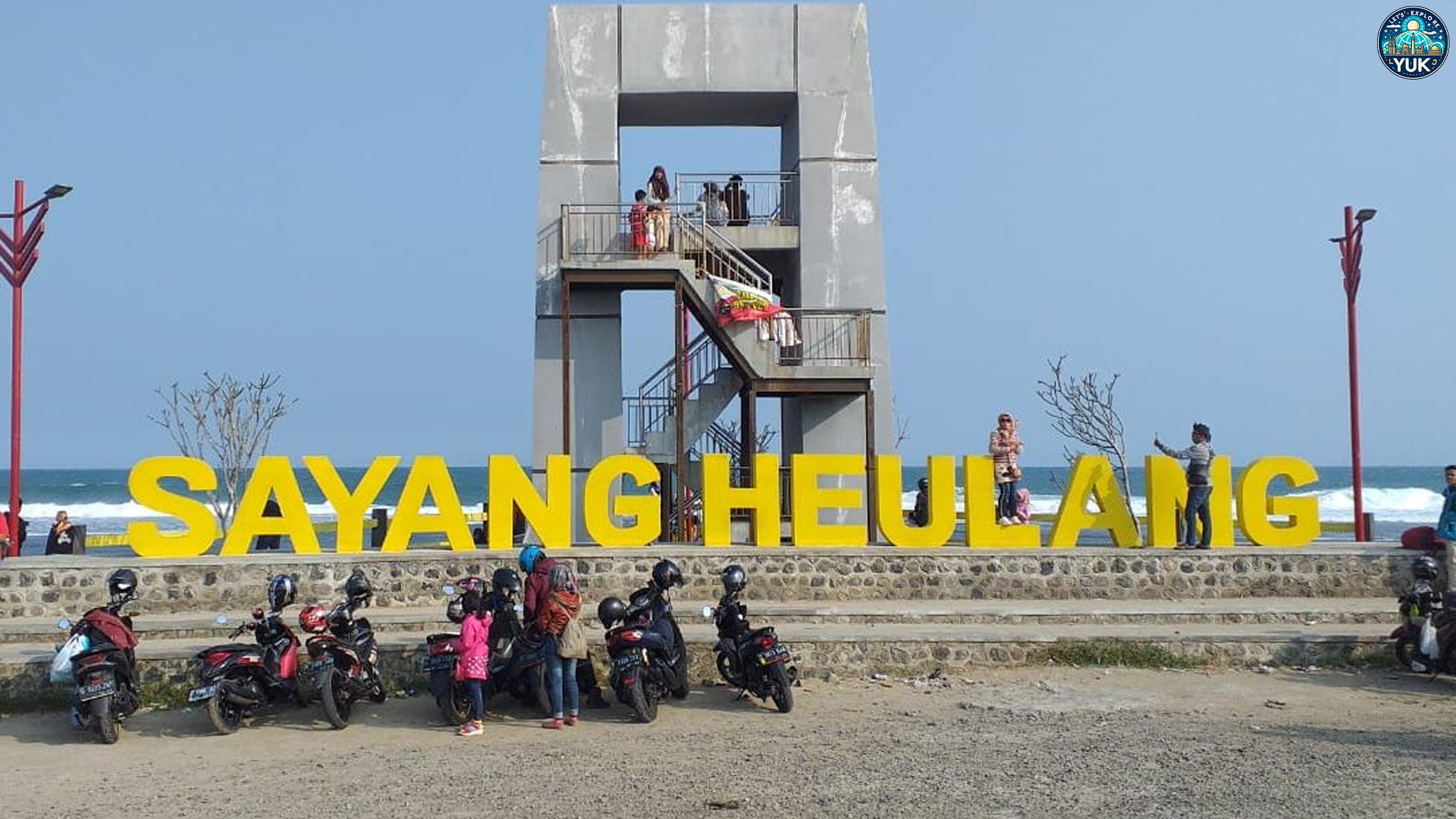 Menyusuri Keindahan Pasir Putih & Ombak Pantai Sayang Heulang