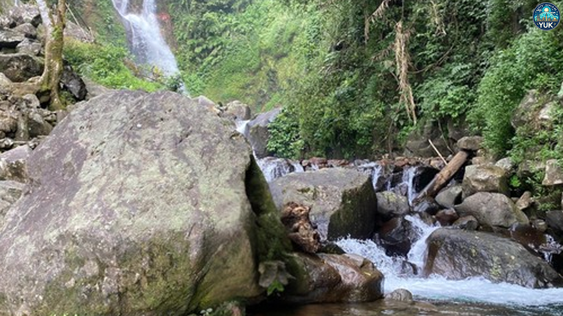 Menemukan Kedamaian di Curug Ciherang Sukamakmur yang Asri