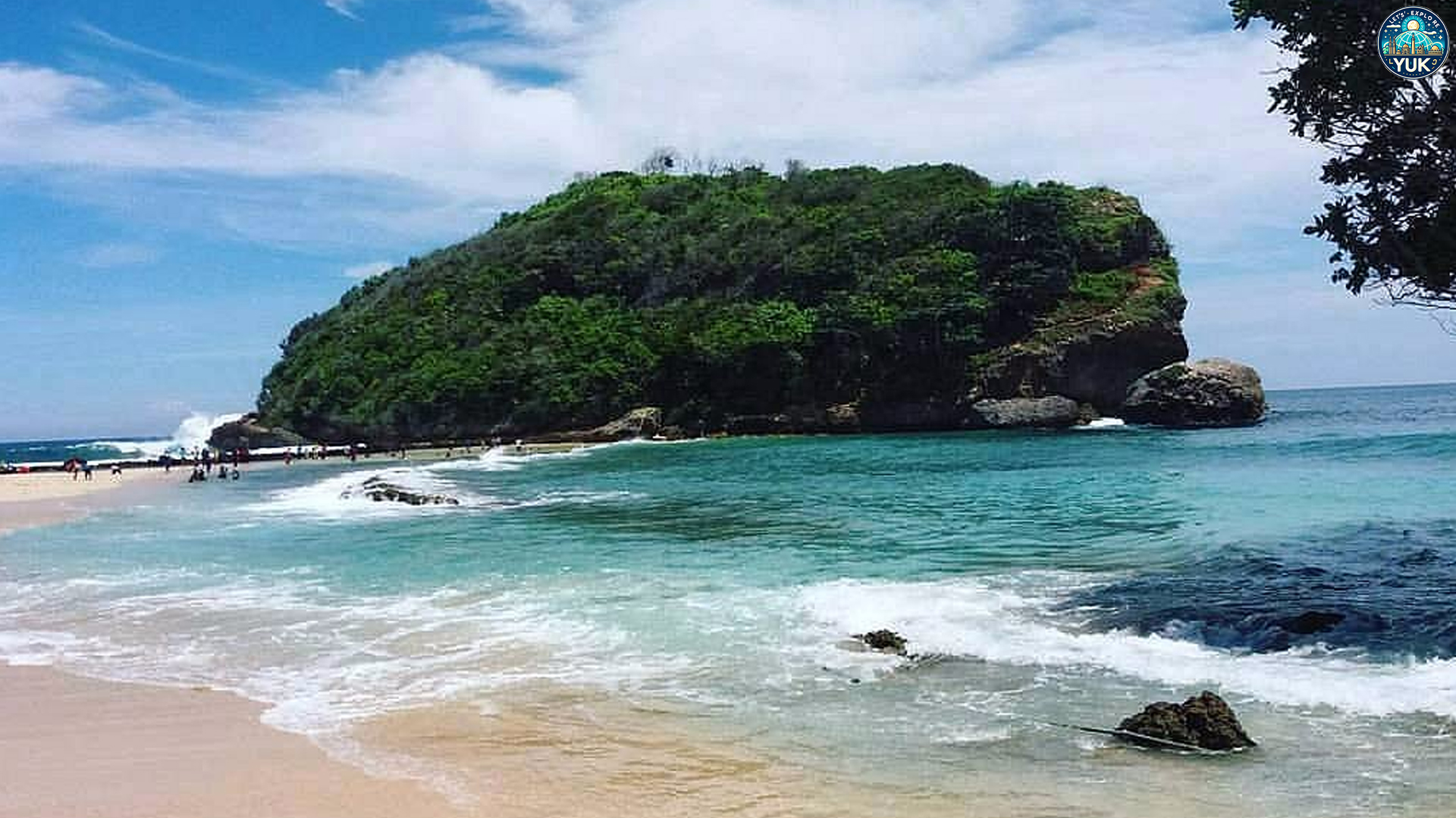 Pantai Batu Bengkung: Ganasnya Ombak, Tenangnya Jiwa