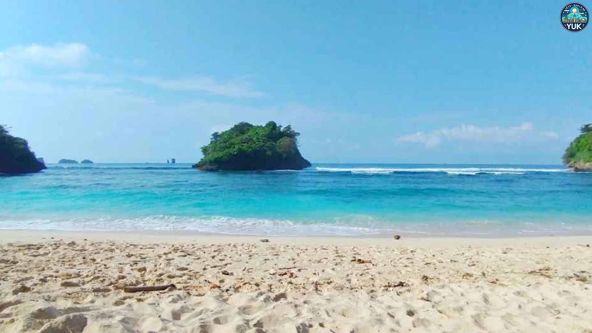 Pantai Teluk Asmara: Surga Liburan di Ujung Timur Nusantara