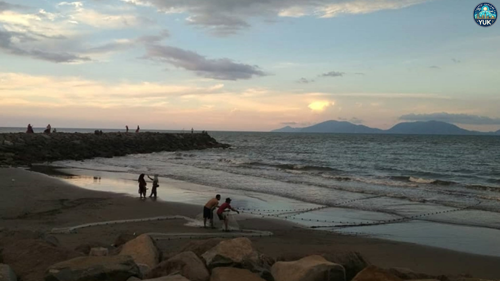 Pantai Alue Naga dan 3 Aktivitas Seru yang Bisa Kamu Coba