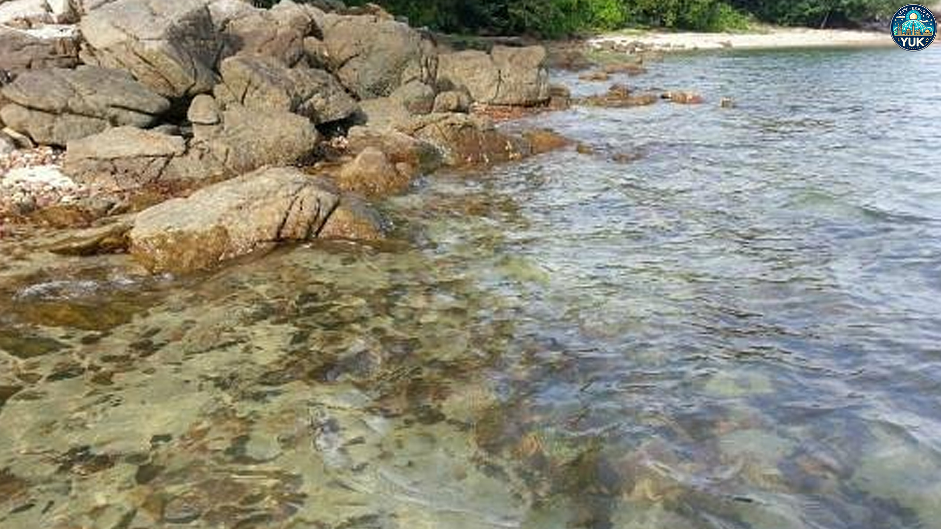 Menikmati Keindahan Alam Pantai Cupak yang Bikin Terpesona
