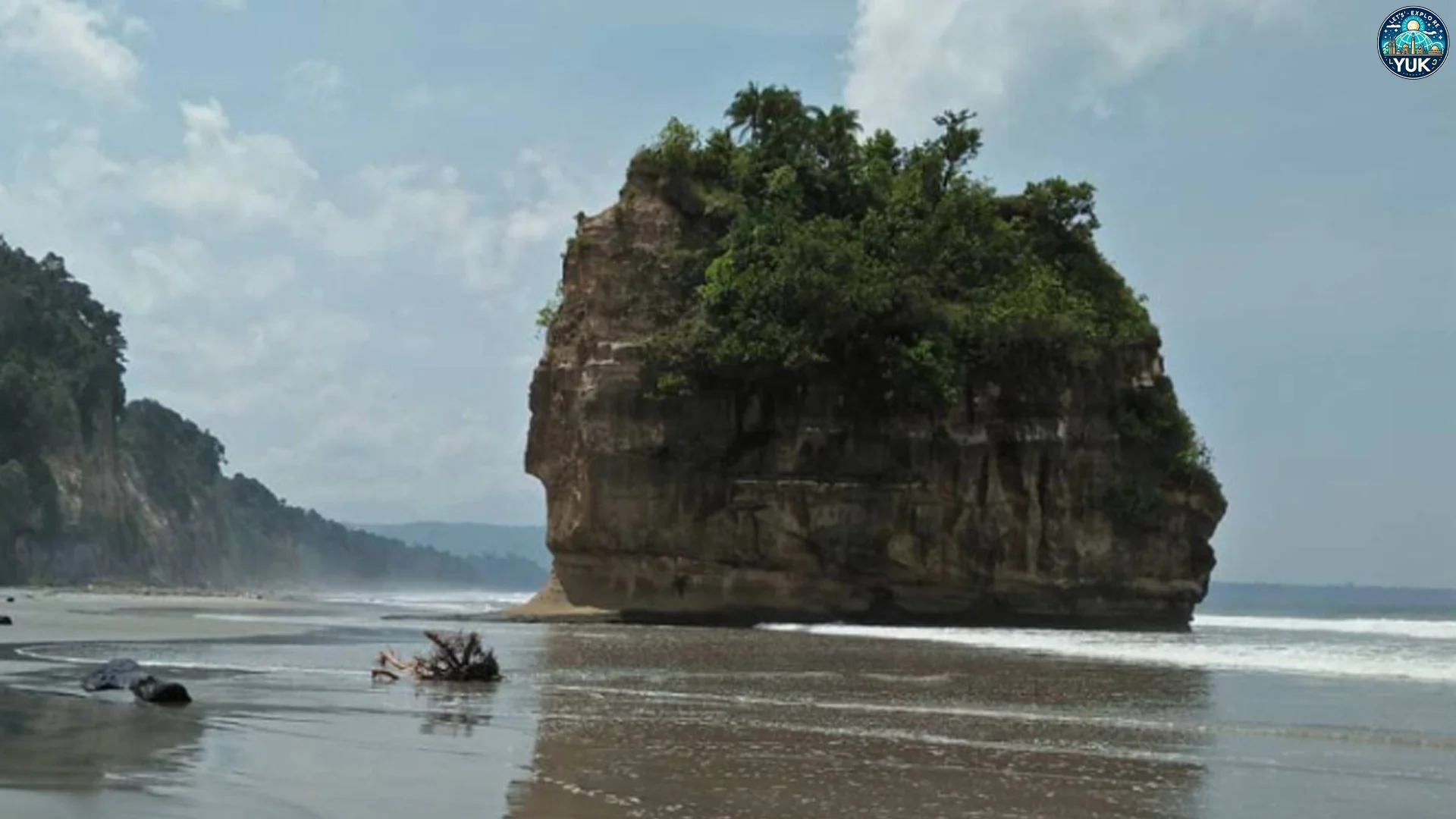 Rasakan Suasana Tenang di Pantai Manula yang Memikat Hati
