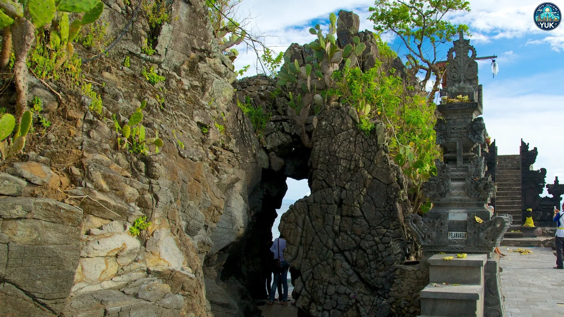 Keindahan Pura Batu Bolong yang Bikin Pengunjung Terkesan