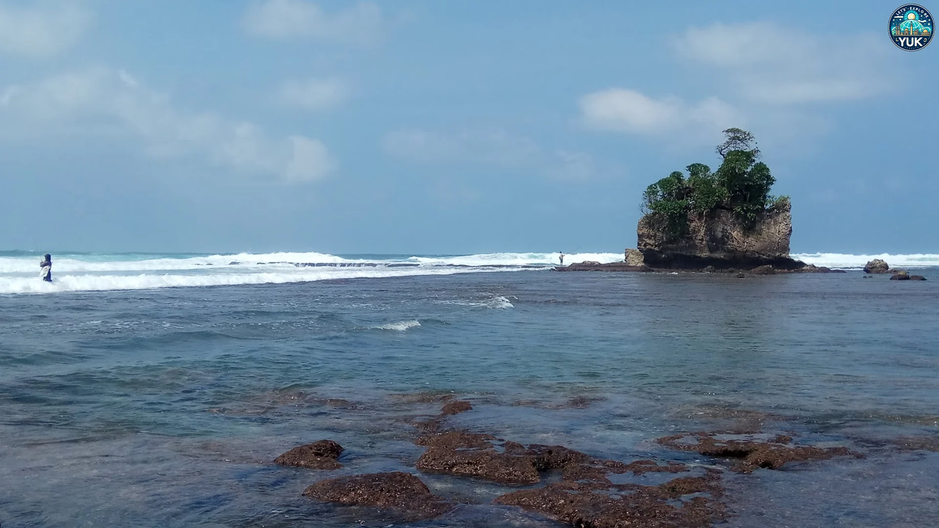 Rasakan Suasana Tenang di Pantai Manula yang Memikat Hati