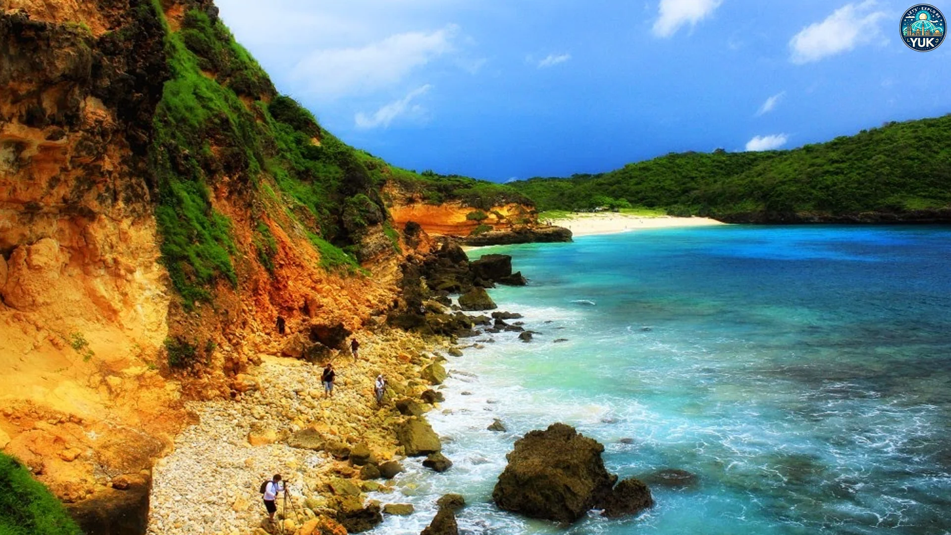 Pantai Tanjung Bloam Dijamin Bikin Lo Piknik Sepanjang 3 Hari