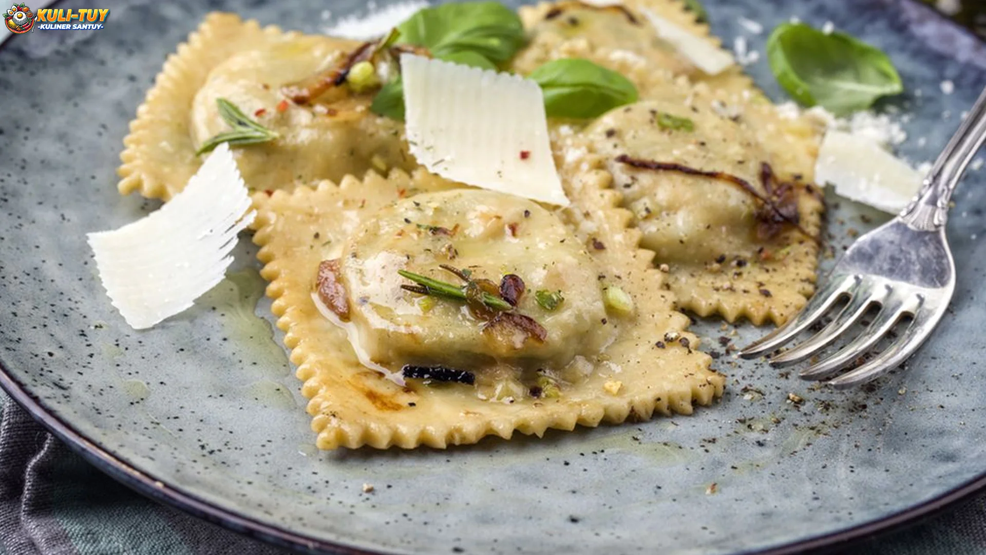 Dari Kolam Moa sampai Upacara Topat, Pesona Pura Lingsar