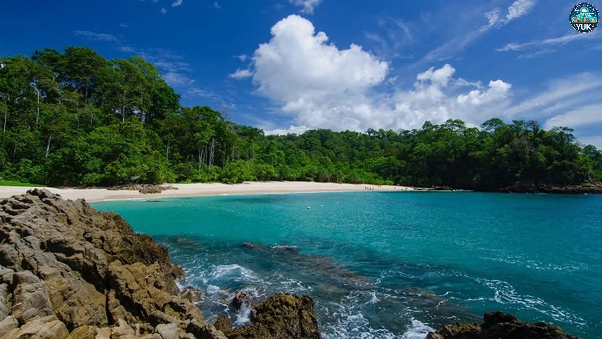 Teluk Hijau Alasan Kenapa Harus Masuk Ini ke Bucket List