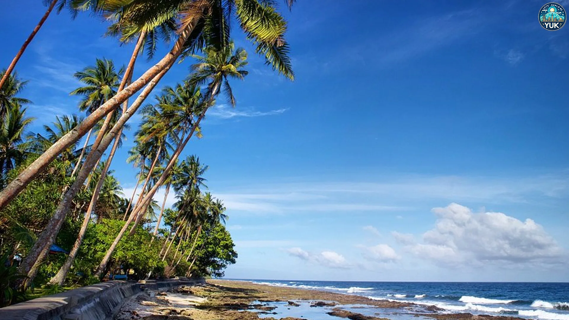 Momen Sunset di Pantai Namalatu yang Gak Boleh Lo Lewatkan