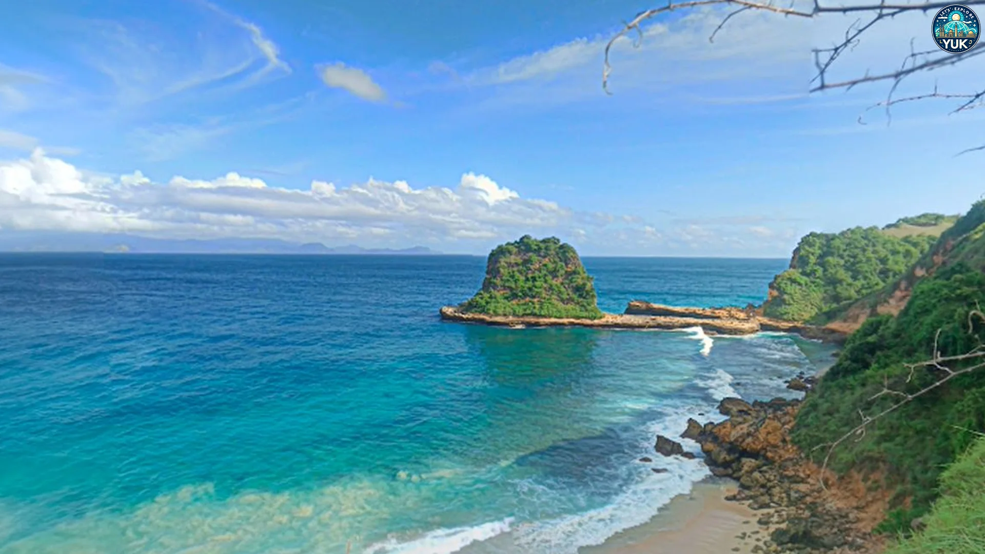 Pantai Tanjung Bloam Dijamin Bikin Lo Piknik Sepanjang 3 Hari