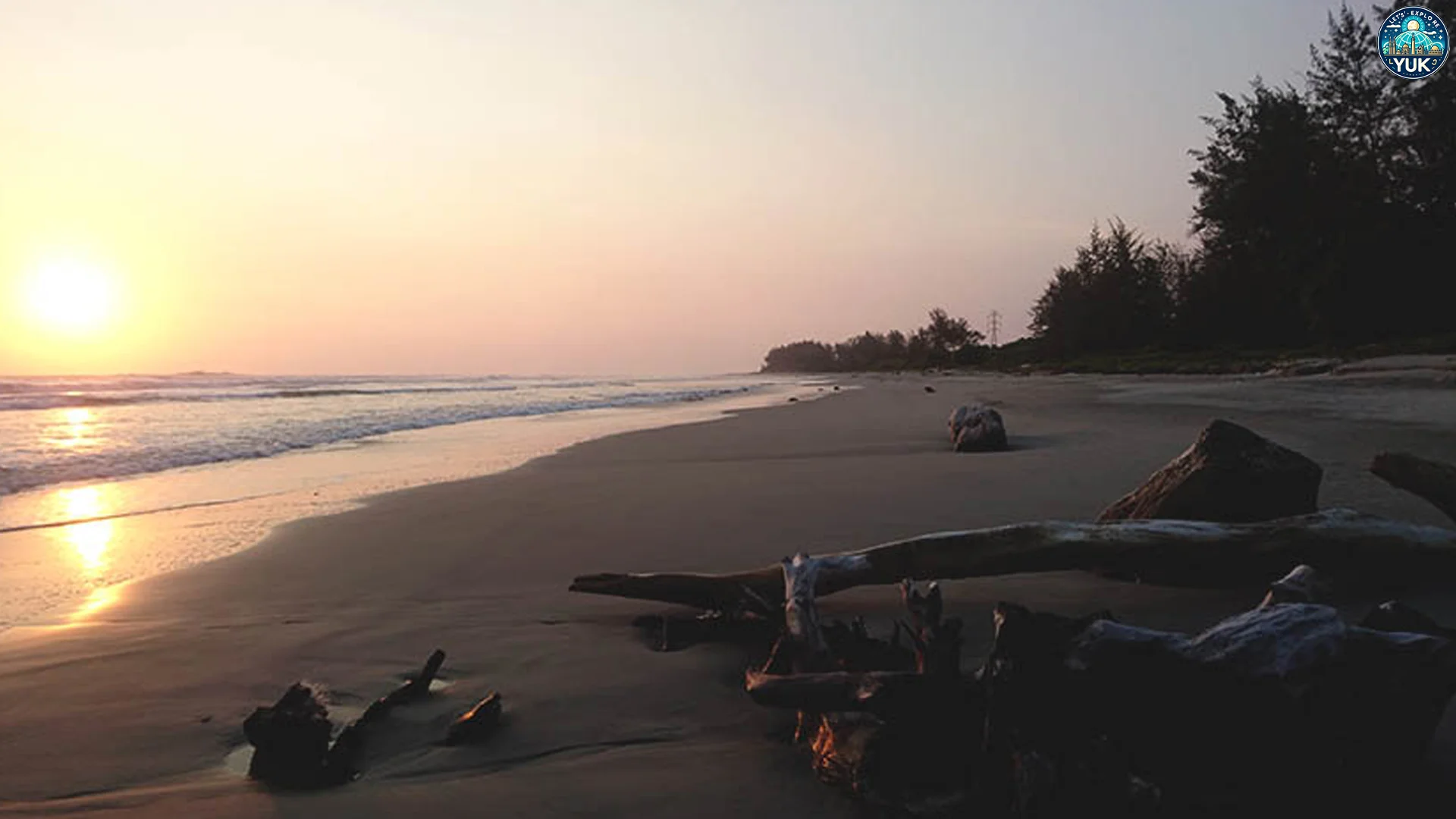 Momen Sunset Teluk Sepang yang Bikin Lo Terpesona Banget