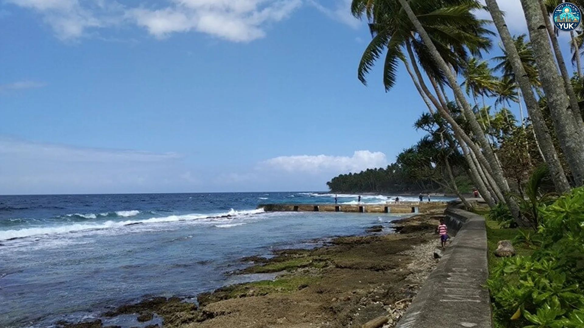 Momen Sunset di Pantai Namalatu yang Gak Boleh Lo Lewatkan