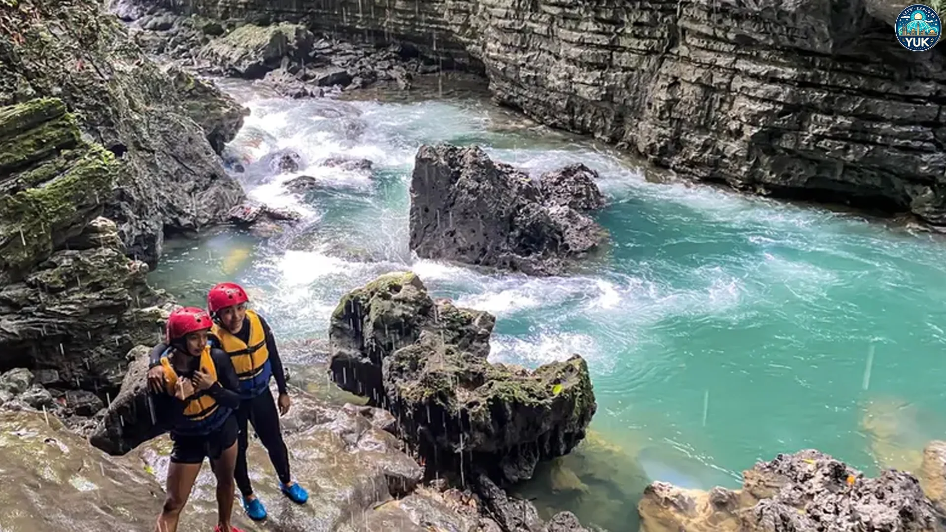 Green Canyon Pangandaran Tawarkan Air Terjun Hijau Bikin Takjub