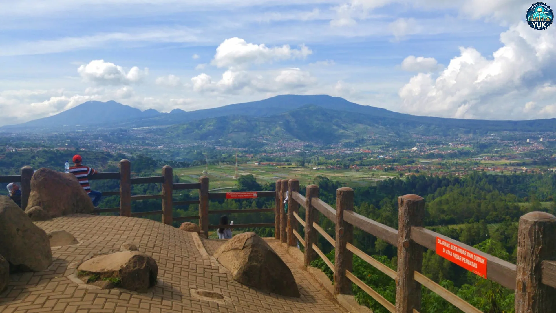 Tebing Karaton Sunset Gila, 2 Jam Emas Pantai Watulawang Biru