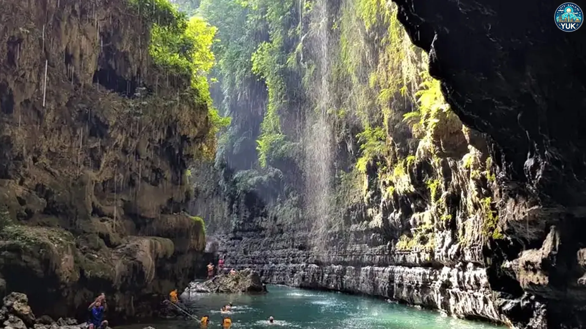 Green Canyon Pangandaran Tawarkan Air Terjun Hijau Bikin Takjub