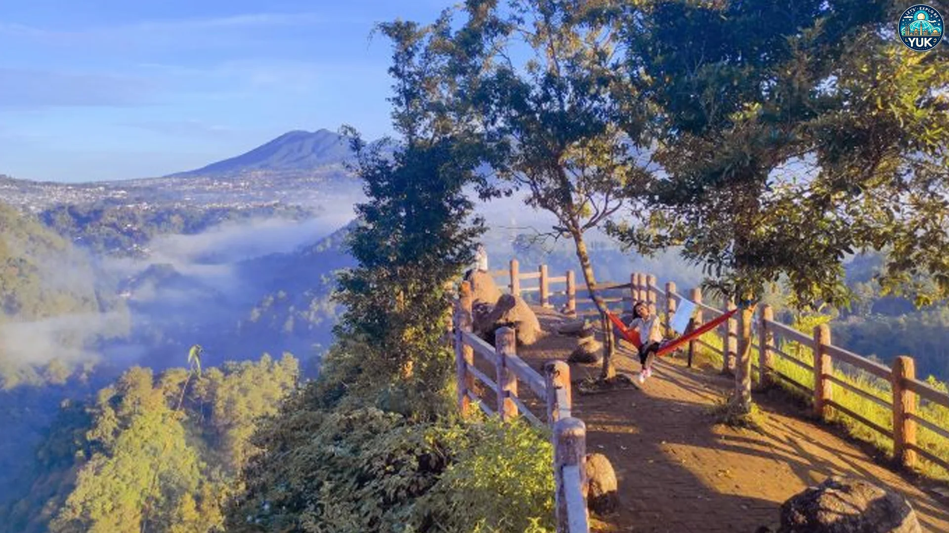Tebing Karaton Sunset Gila, 2 Jam Emas Pantai Watulawang Biru