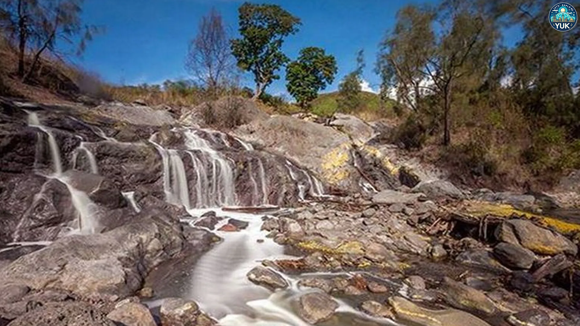 Air Terjun Busa Menyuguhkan Pemandangan Alam Spektakuler