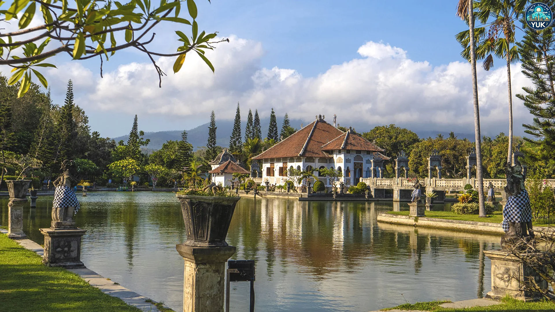 Taman Ujung Menyuguhkan Atraksi Alam Dan Budaya Yang Unik