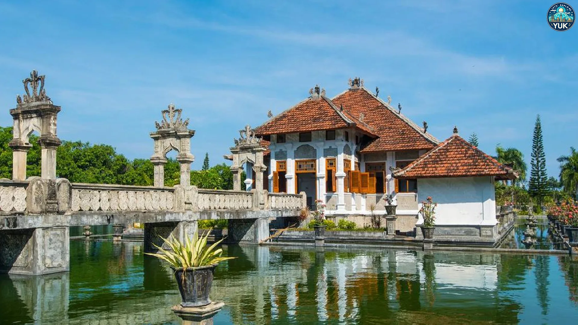 Taman Ujung Menyuguhkan Atraksi Alam Dan Budaya Yang Unik